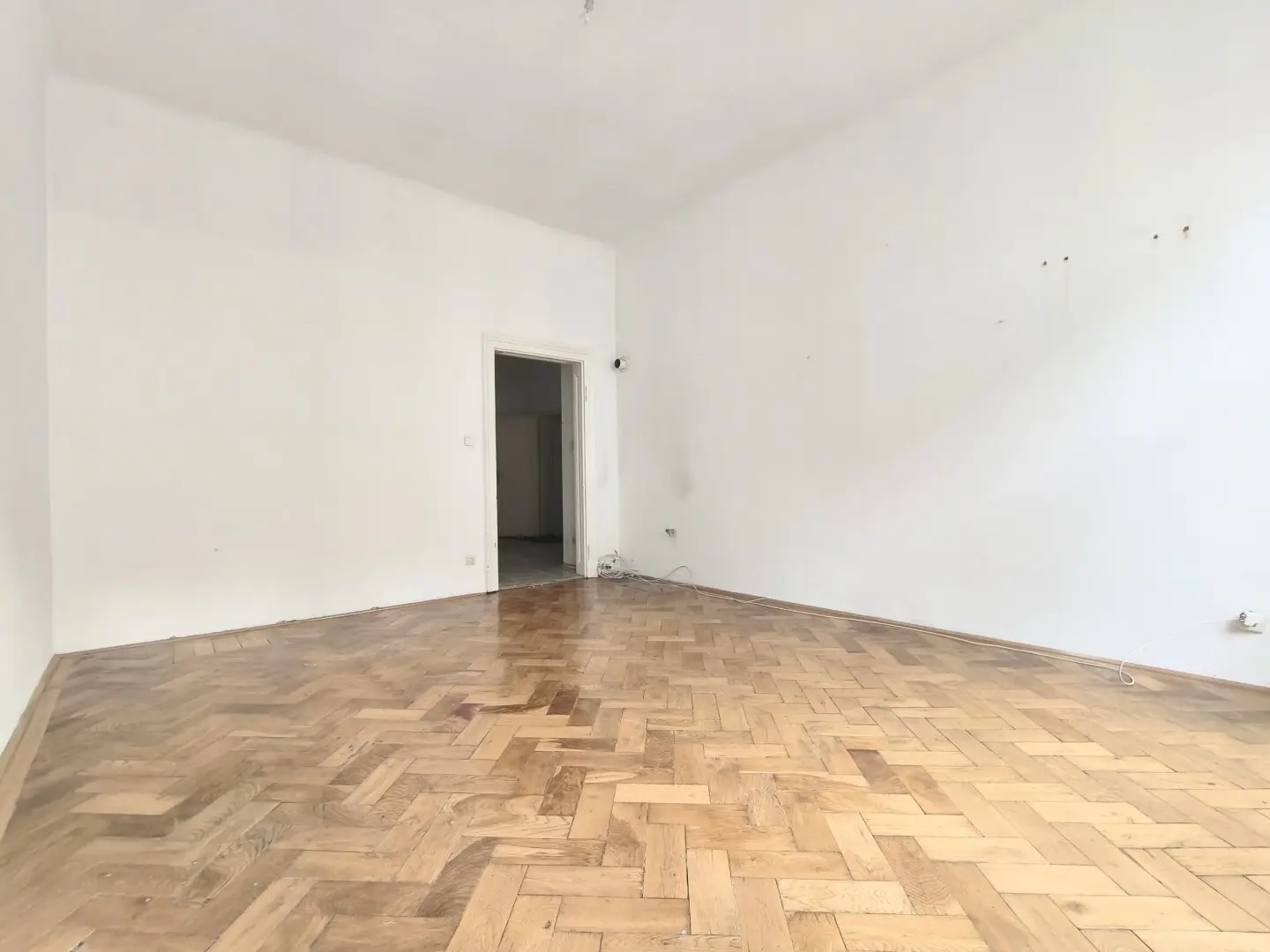 Renovation needed old building apartment with charm Your chance for self realization Near U4 Friedensbrücke and Augarten