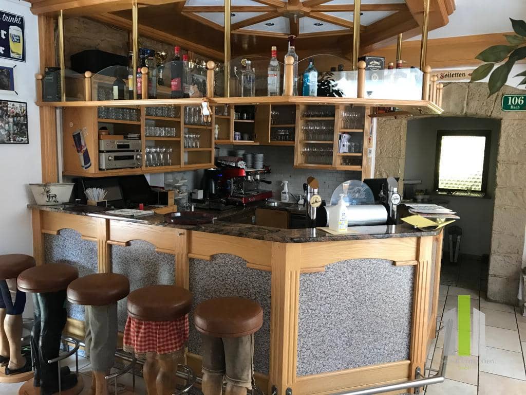 Uriges Gasthaus am Attersee mit 18 Gästezimmern und Terrasse