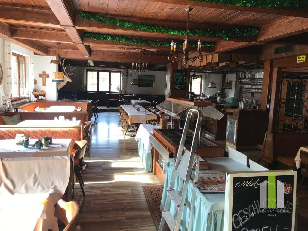 Uriges Gasthaus am Attersee mit 18 Gästezimmern und Terrasse