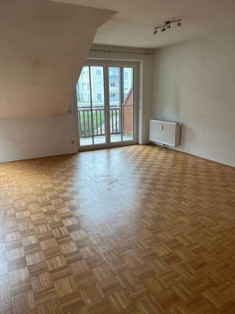 Quiet bright apartment with balcony and parking