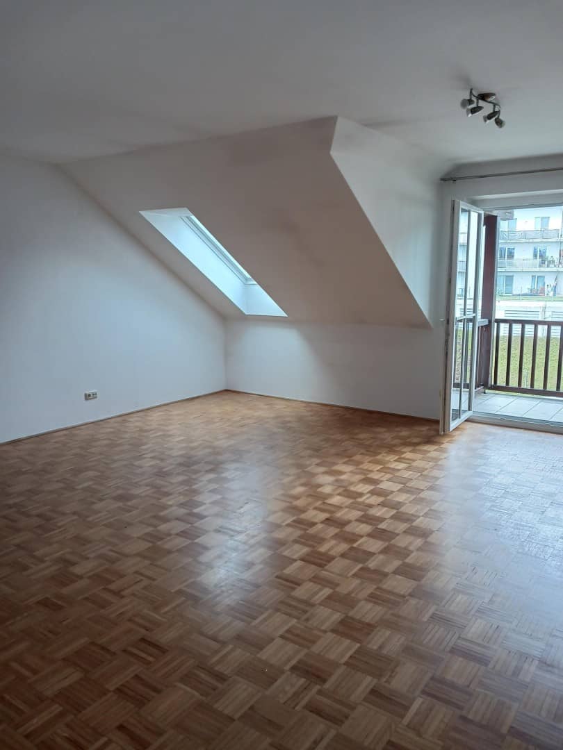 Quiet bright apartment with balcony and parking