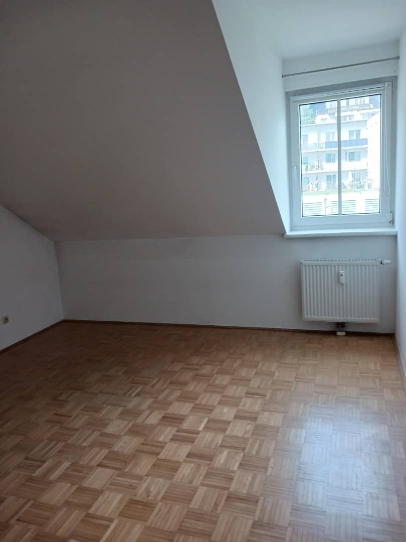 Quiet bright apartment with balcony and parking