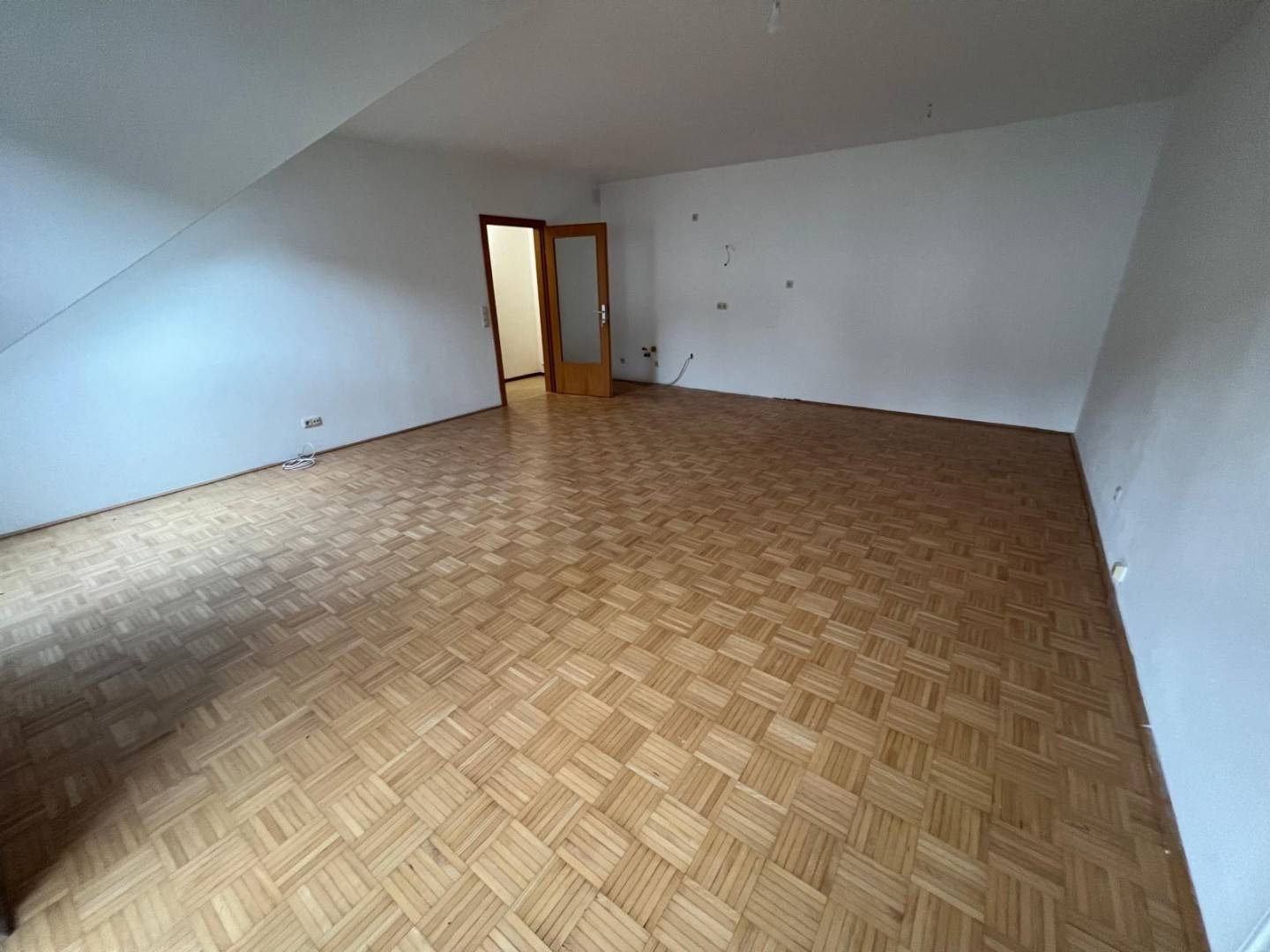 Quiet bright apartment with balcony and parking