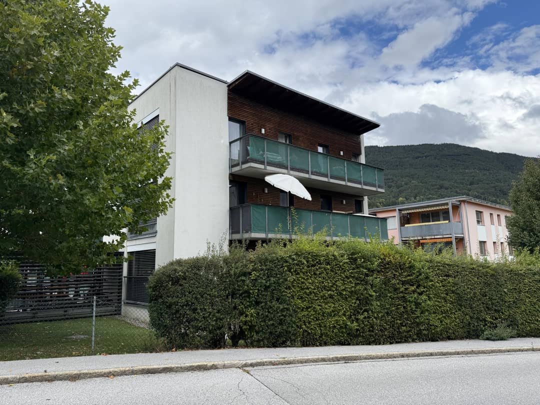 Wohnung mit großem Balkon und hellem Wohnbereich
