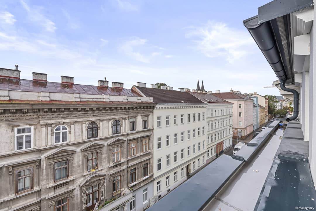 Dachgeschosswohnung mit Balkon und Klimaanlage