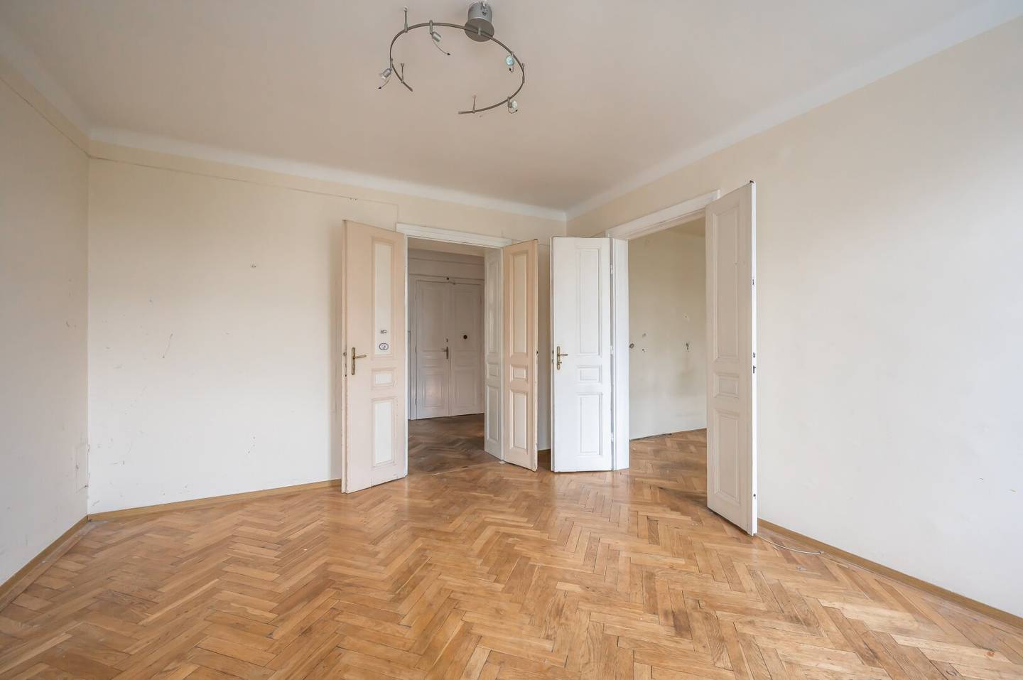 ++1140++ sanierungsbedürftige 5 Zimmer Wohnung in Stilvilla! idyllischer Garten!