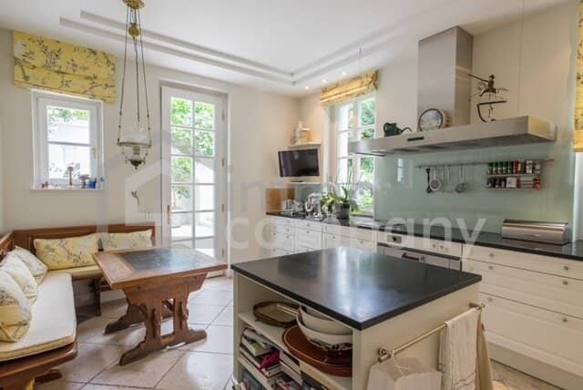 diese Villa-  ein perfektes Refugium für Menschen, mit höchstem Wohnanspruch, in privater Umgebung.