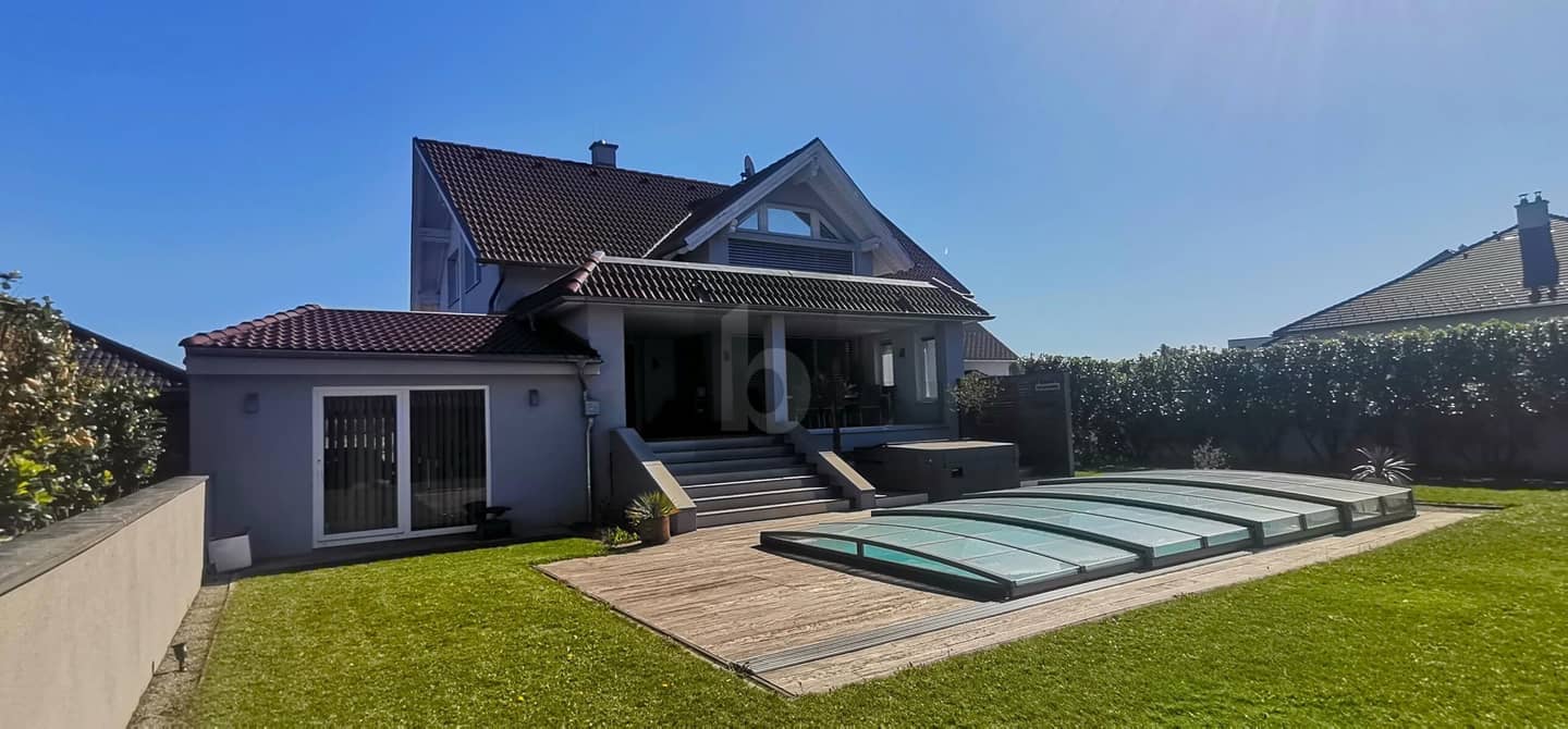 Elegante Familienwohnung mit beheiztem Pool