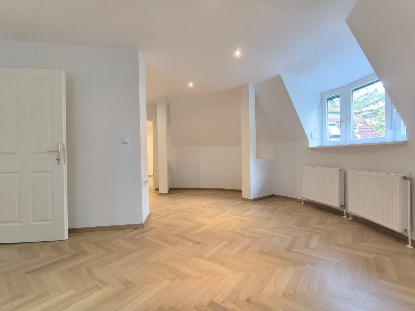 For those seeking quiet, 3-room attic apartment in the green 13th district near Lainzer Tiergarten