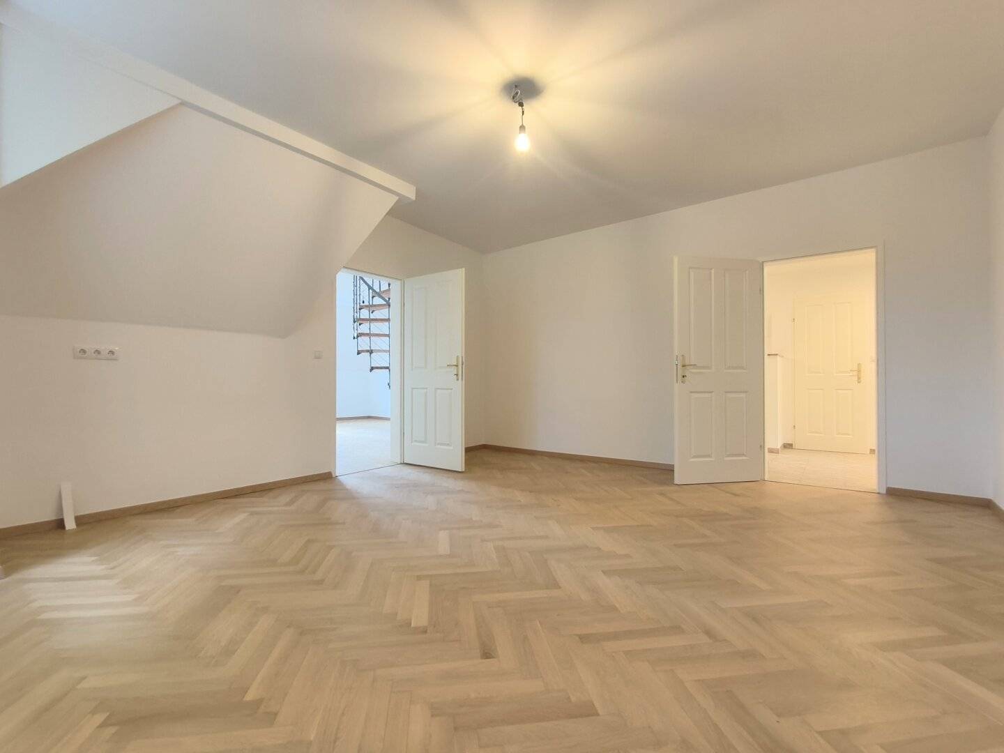 For those seeking quiet, 3-room attic apartment in the green 13th district near Lainzer Tiergarten