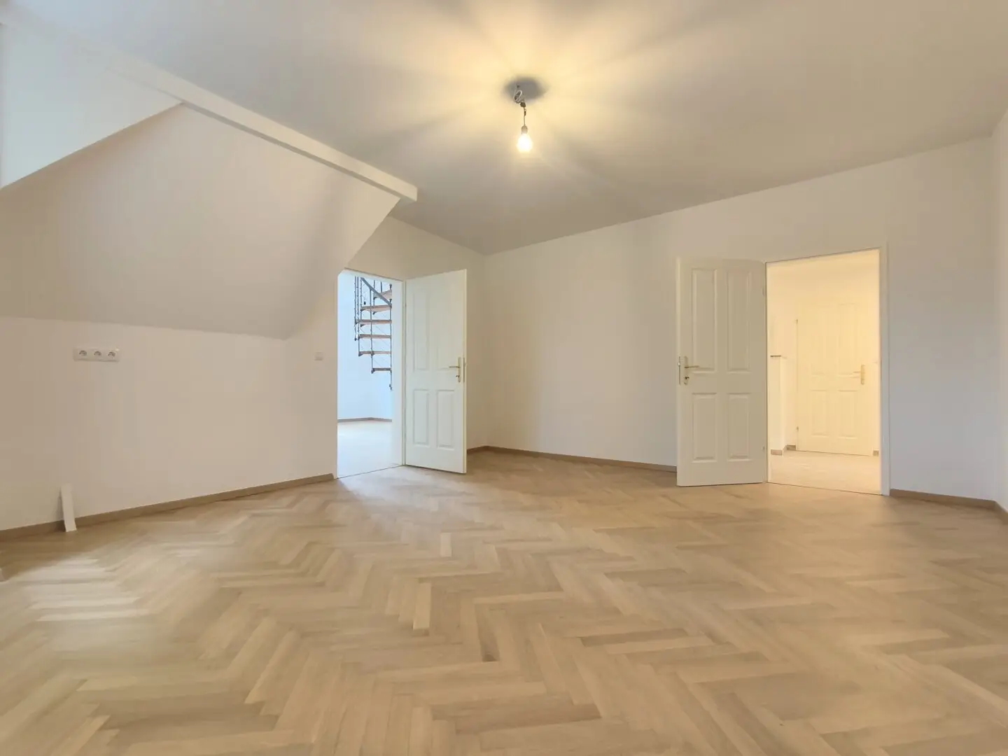 For those seeking quiet, 3-room attic apartment in the green 13th district near Lainzer Tiergarten