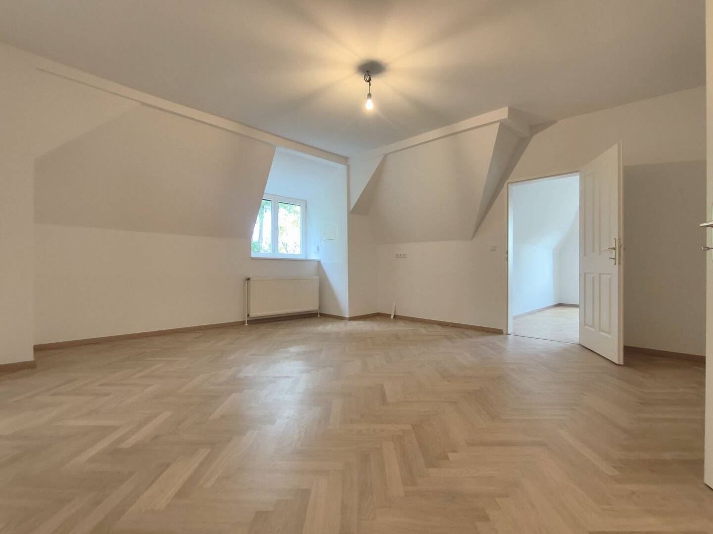 For those seeking quiet, 3-room attic apartment in the green 13th district near Lainzer Tiergarten