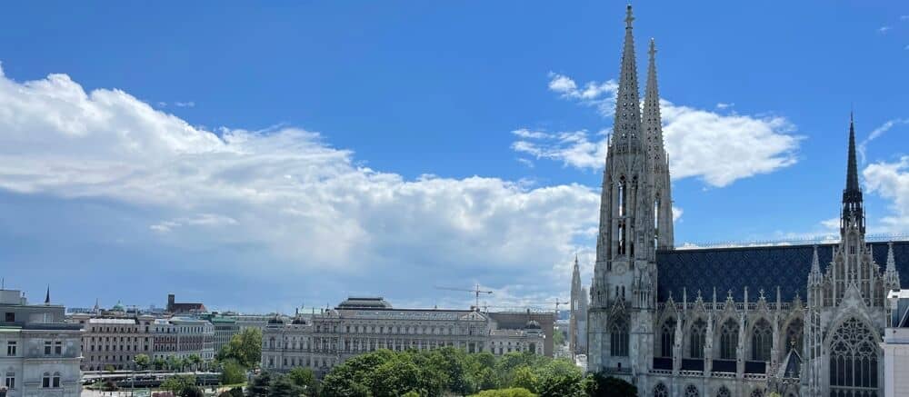 Votivkirchenblick Dachgeschosswohnung Bürofläche