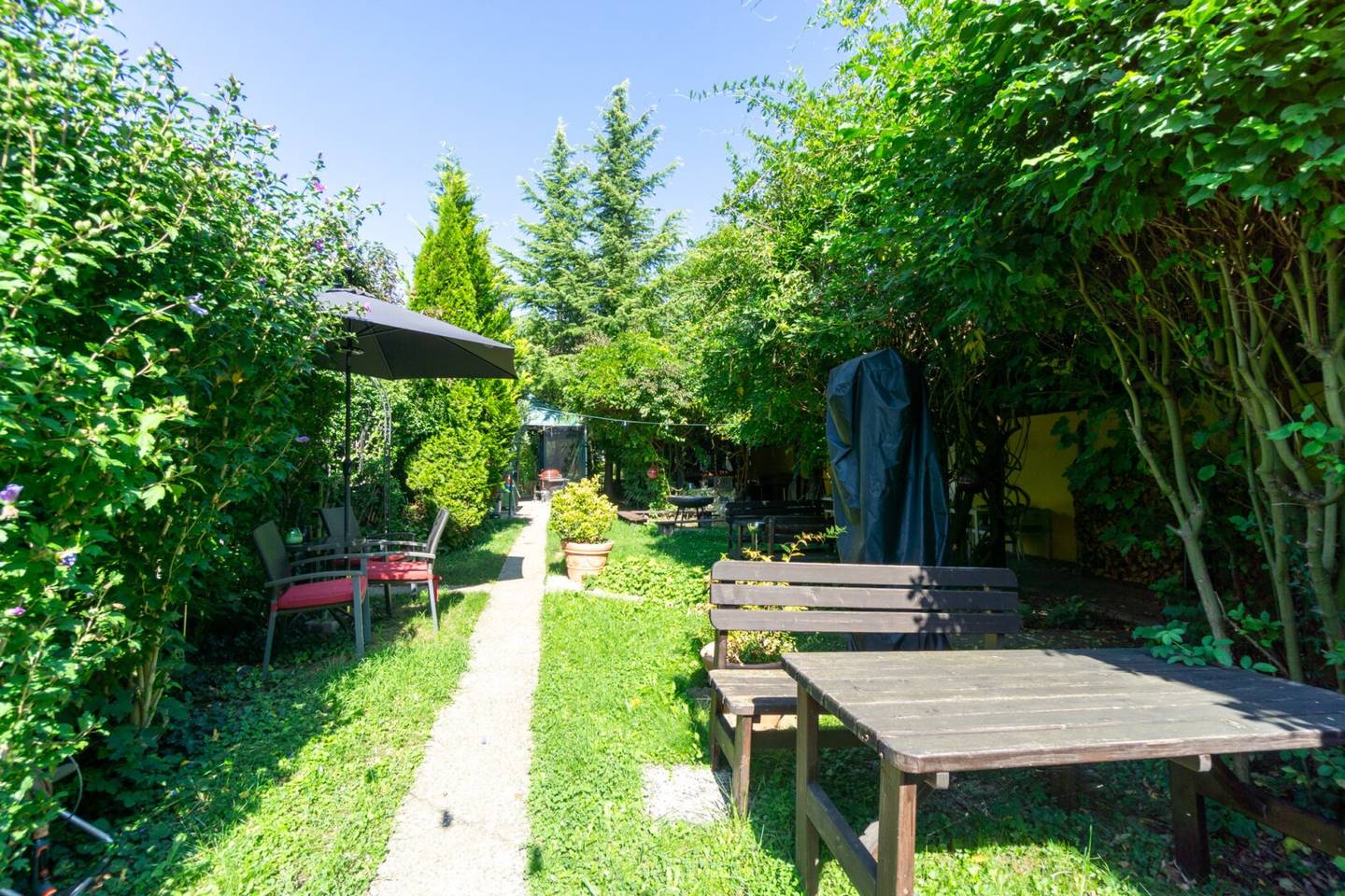 Bright office space in a renovated historic building in Penzing with courtyard use