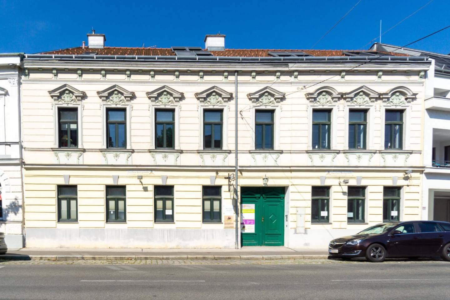 Bright office space in a renovated historic building in Penzing with courtyard use