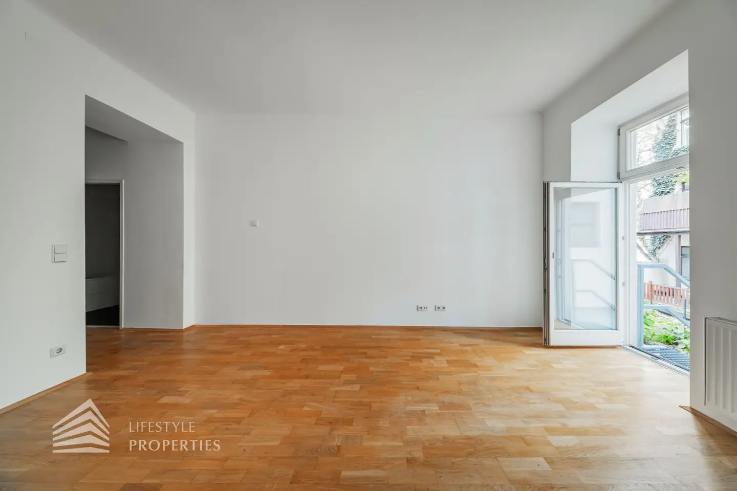Old building apartment with private garden at Kardinal Nagl Platz