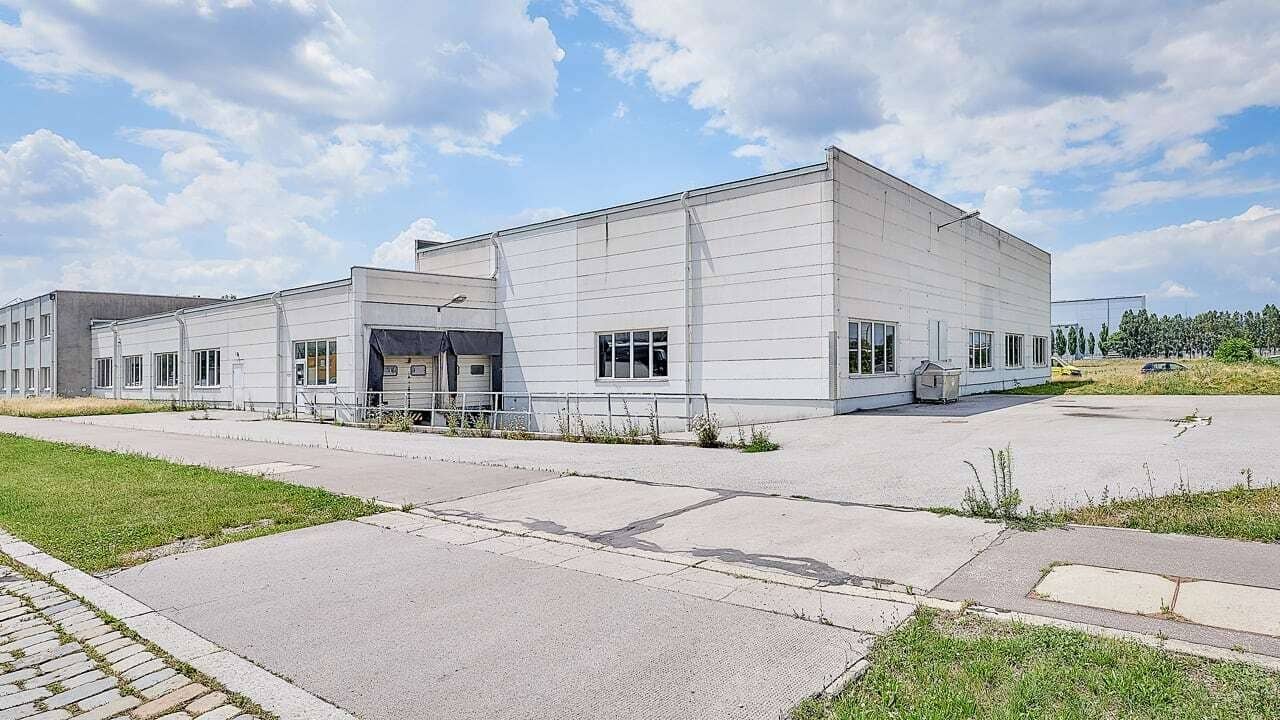 Hall with 700 m² usable space and ancillary rooms in 1210 Vienna