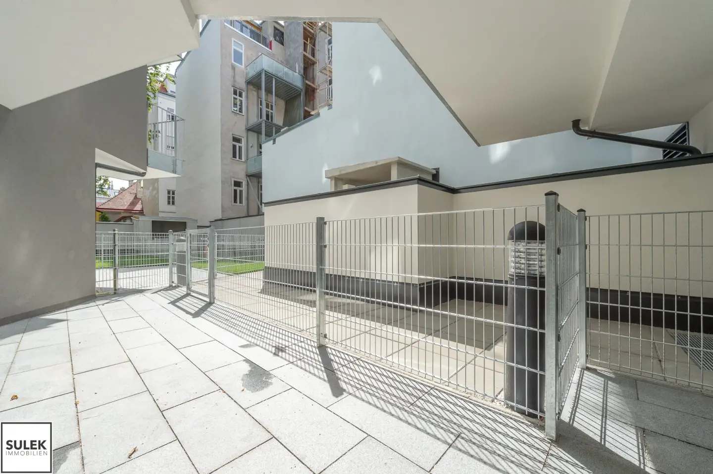 Ab März 2027  verfügbar ~ moderne 3 Zimmer Neubauwohnung mit Innenhof-Terrasse in beliebter Lage ~ Kaiserstraße U6 nähe!