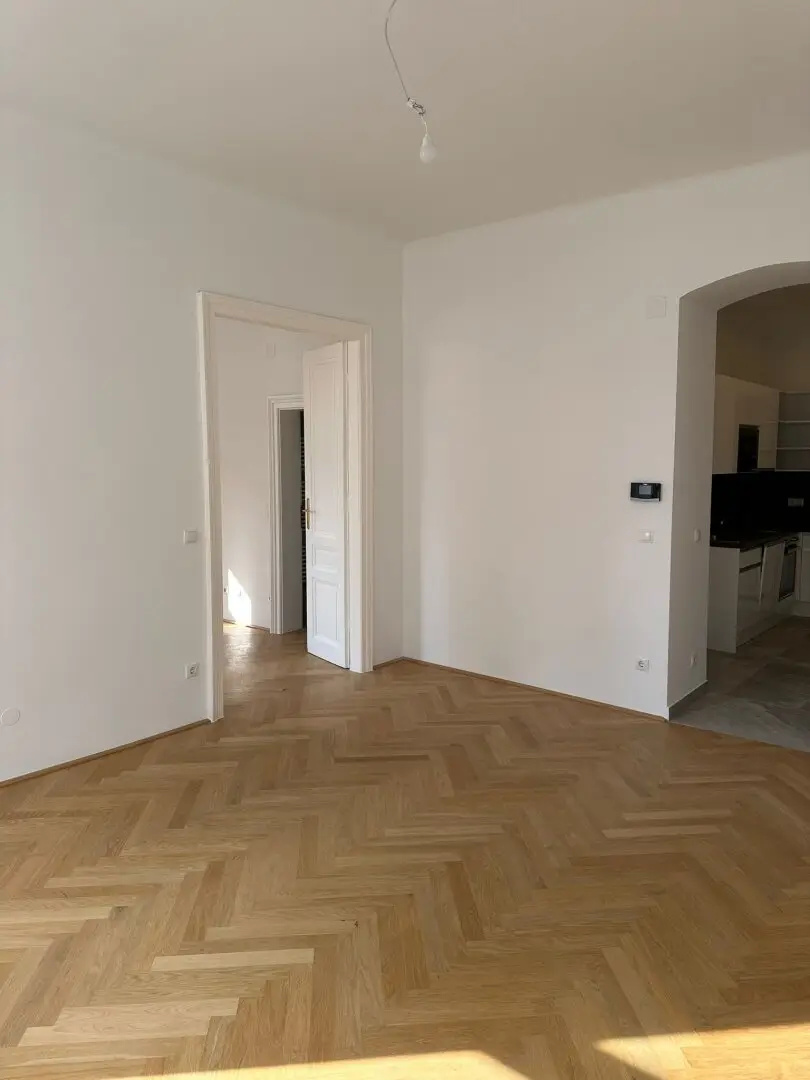Renovierte Altbauwohnung mit Aufzug
