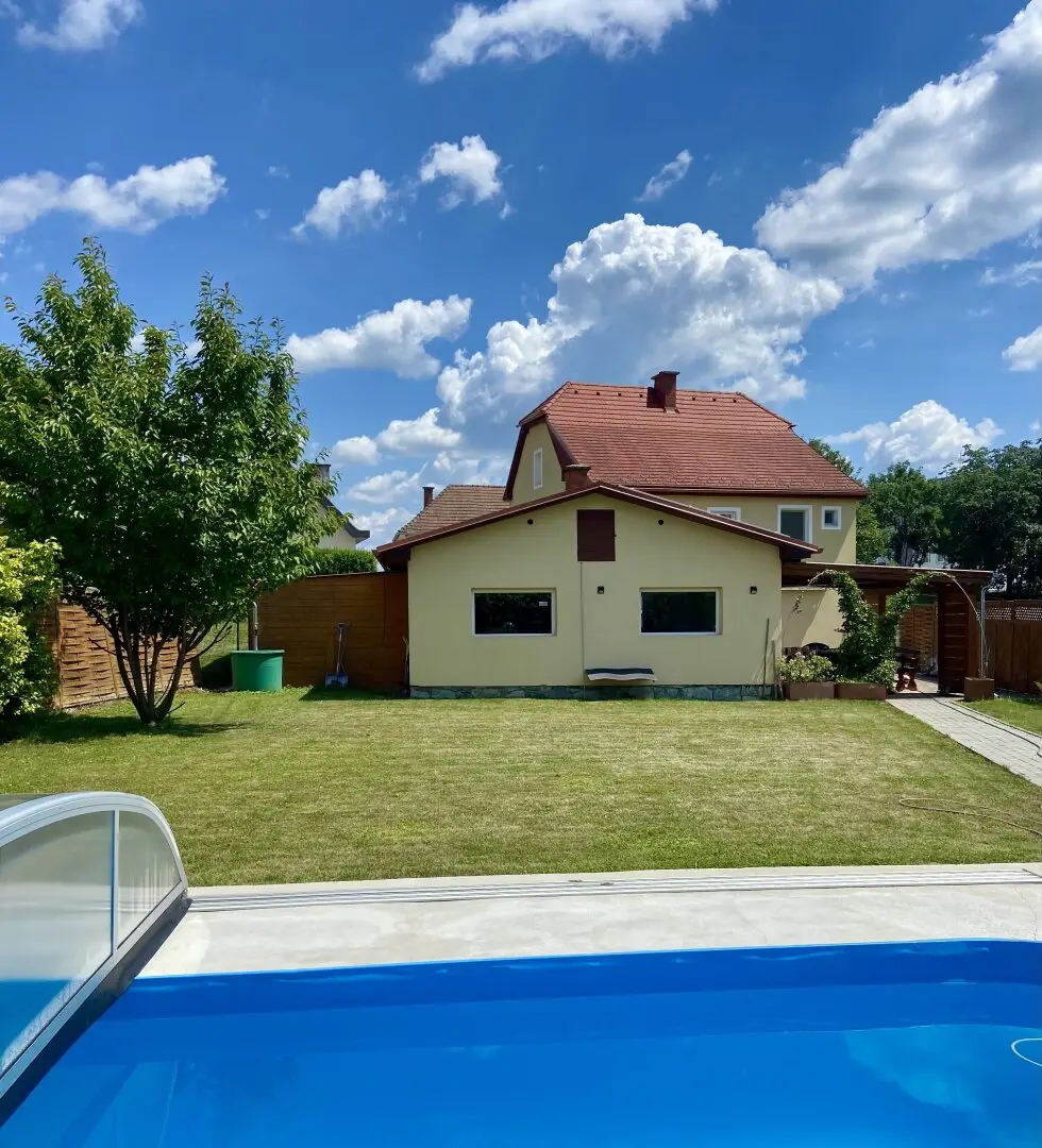 Renovated apartment with castle view and garage