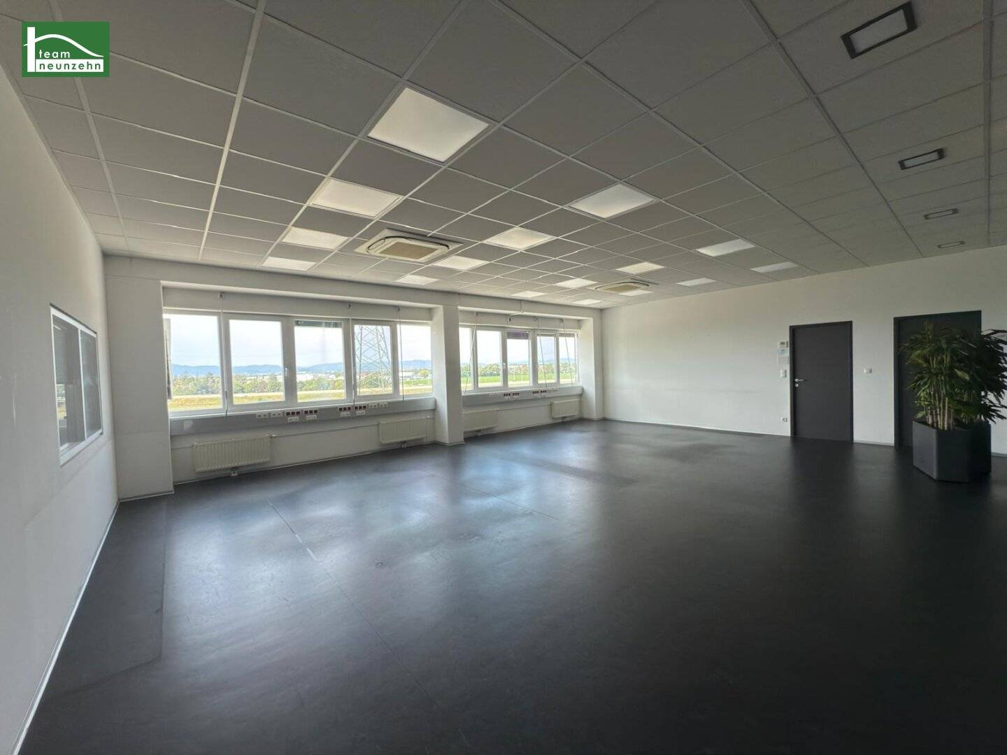 Modern commercial property: perfect for logistics, office or production – top property in Maria Lanzendorf: available immediately!