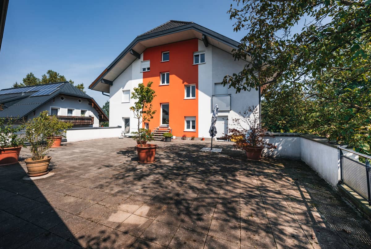 FACETTENREICH - Wohn- und Geschäftshaus in Anif