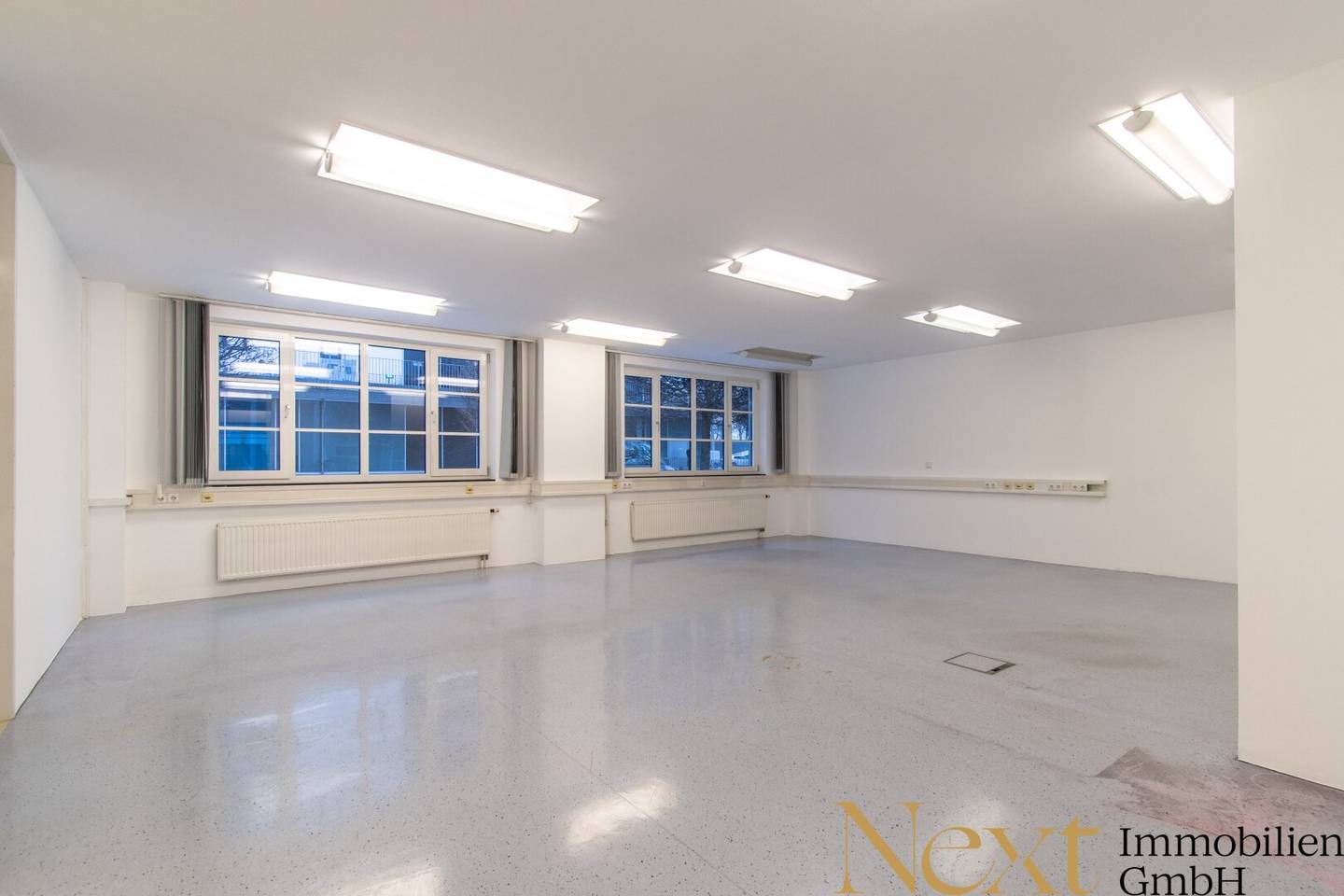 Appealing office space with ideal visibility in close proximity to the A7 motorway exit
