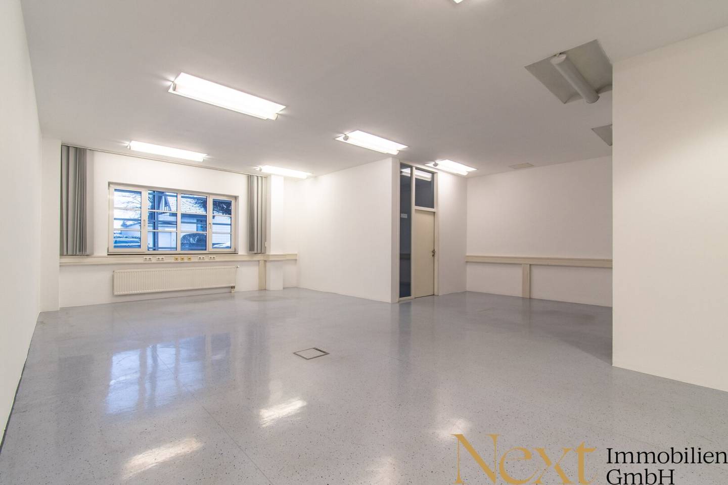 Appealing office space with ideal visibility in close proximity to the A7 motorway exit