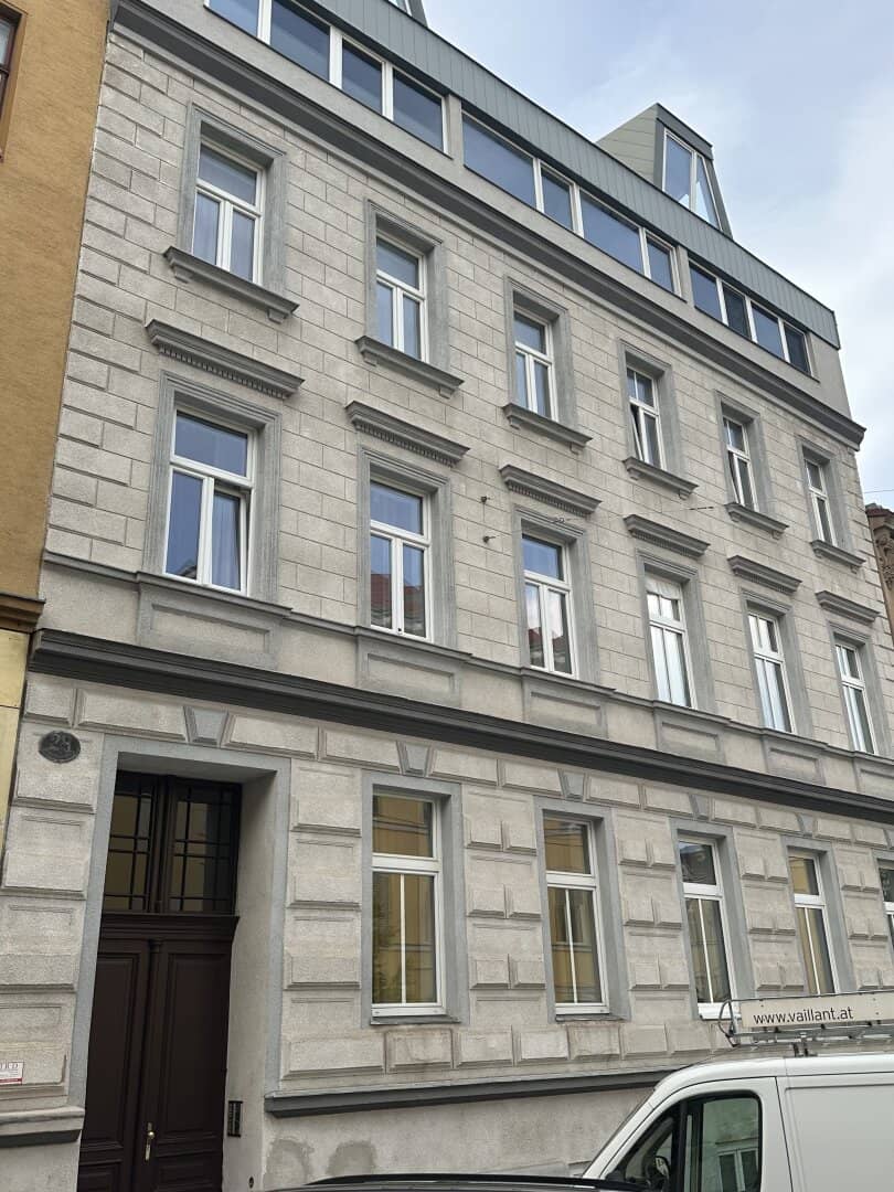 Old building apartment near U6 Meidling with high ceilings