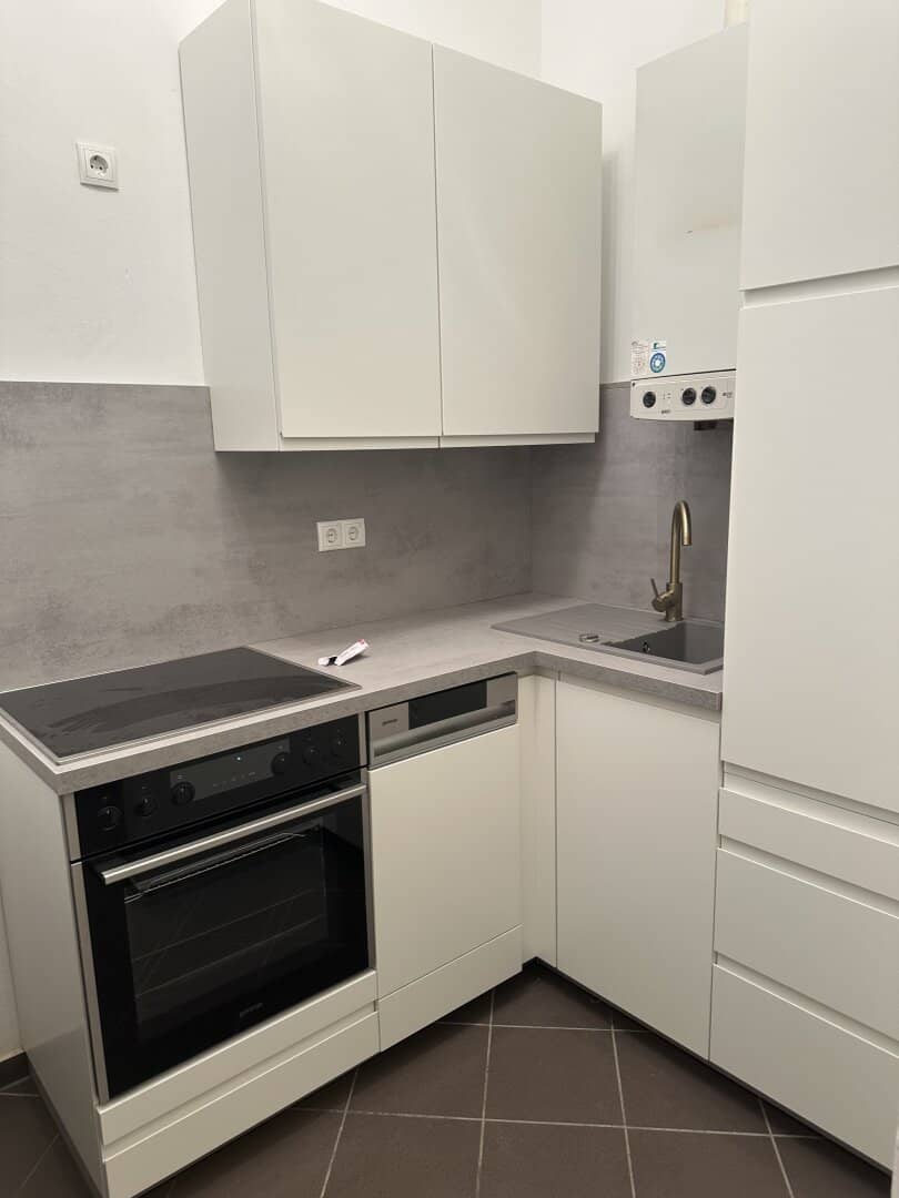 Old building apartment near U6 Meidling with high ceilings