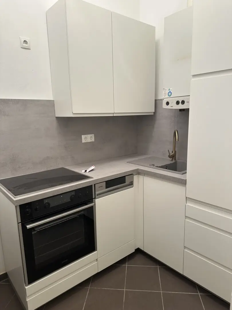 Old building apartment near U6 Meidling with high ceilings