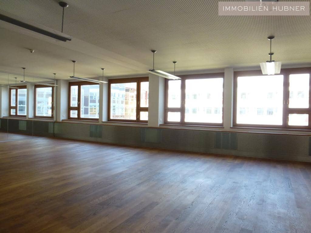 ZUR VERMIETUNG gelangt diese repräsentative Bürofläche am Schottenring, in der "Alten Börse" im 1. Bezirk.
Die über 1200m² große Fläche ist unterteilt in 2 Etagen und bietet aktuell 12 kleine Büroräume, 1 großes "Loft-Büro", Teeküche, Serverraum und eine große 86m² Terrasse. 
Die WC-Anlagen liegen auf jeder Etage davor im Gangbereich. Wartung, Pflege und Ausstattung wird von der Hausverwaltung mitbetreut und ist in den Betriebskosten inkludiert.

INFRASTRUKTUR + HIGHLIGHTS AUF EINEN BLICK
• sehr repräsentatives, historisches Gebäude
• Top-Adresse
• Garage im Haus (Schlichtparker)
• sehr gute Raumaufteilung
• Teeküche
• EDV Verkabelung, Steckdosenleiste
• große Auswahl an Gastronomie-Einrichtungen
• ausgezeichnete Nahversorgung (Bank, Apotheke, Postamt, uvm.)
• sehr gute, öffentliche Verkehrsanbindung (U2 Schottenring, Straßenbahn, Bus)


DIE MONATLICHE KOSTENAUFSTELLUNG WIE FOLGT
• HMZ netto: € 24030,84
• BK netto: € 5.240,89
• Heizungsakonto: € 3151,78
• zzgl. Steuer: 20% MwSt.
• Gesamtmiete/Monat "WARM" € 38907,68
• zzgl. Strom je nach Verbrauch und Dienstleister

ERSTZAHLUNG UND VERTRAGSKONDITIONEN
• Vergebührung für das Finanzamt
• Provision: 3 Monatsmieten
• Kaution: 6 Monatsmieten
• Erste Monatsmiete
• Befristung 10J (Option auf Verlängerung)
• Kündigungsverzicht mieterseitig 3J
• Kündigungsfrist 6 Monate

MEHR INFOS UND DETAILS AUF ANFRAGE!!

Weitere Fotos und detaillierte Informationen zum Objekt senden wir Ihnen sehr gerne auf Anfrage!!!

KONTAKT
Herr Robert Fried
Mobil: 0664 88 296 010
robert.fried@hubner-immobilien.com


____Angaben gemäß gesetzlichem Erfordernis:
Miete                            €24030,84  zzgl 20% USt.Betriebskosten                    €5240,89   zzgl 20% USt.Umsatzsteuer                      €5854,35------------------------------------------------------------------Gesamtbetrag                      €35126,08------------------------------------------------------------------Heizwärmebedarf:128.1 kWh/(m²a)Klasse Heizwärmebedarf:DFaktor Gesamtenergieeffizienz:1.75Klasse Faktor Gesamtenergieeffizienz:D<br />