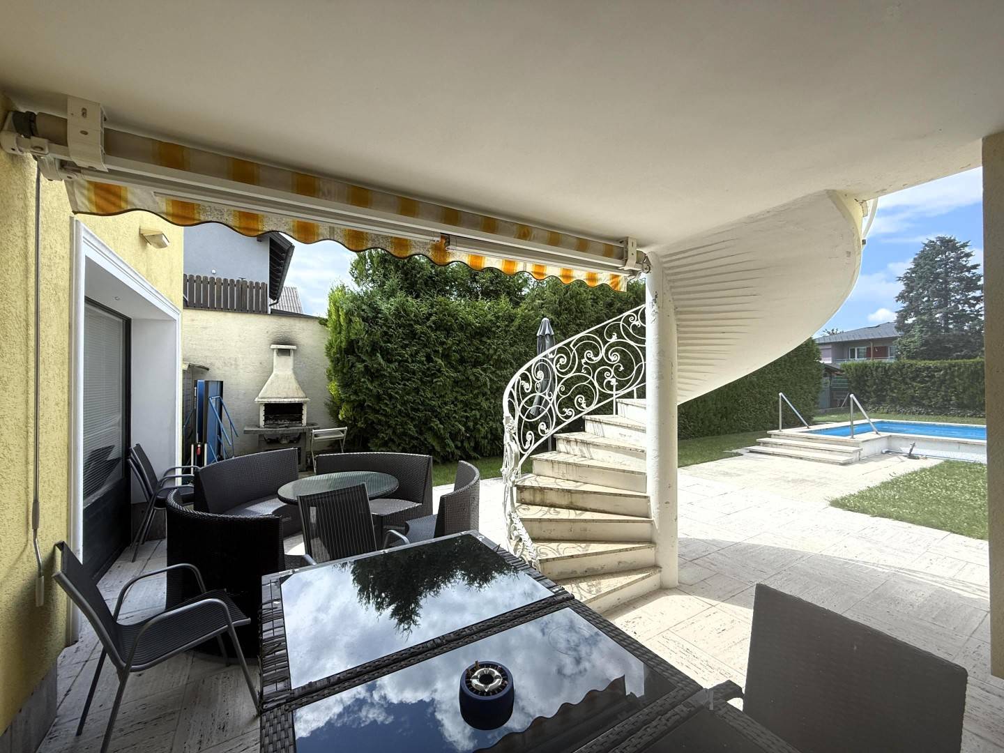 Einfamilienhaus/Villa mit Outdoor-Pool in Zwölfaxing – Villenviertel