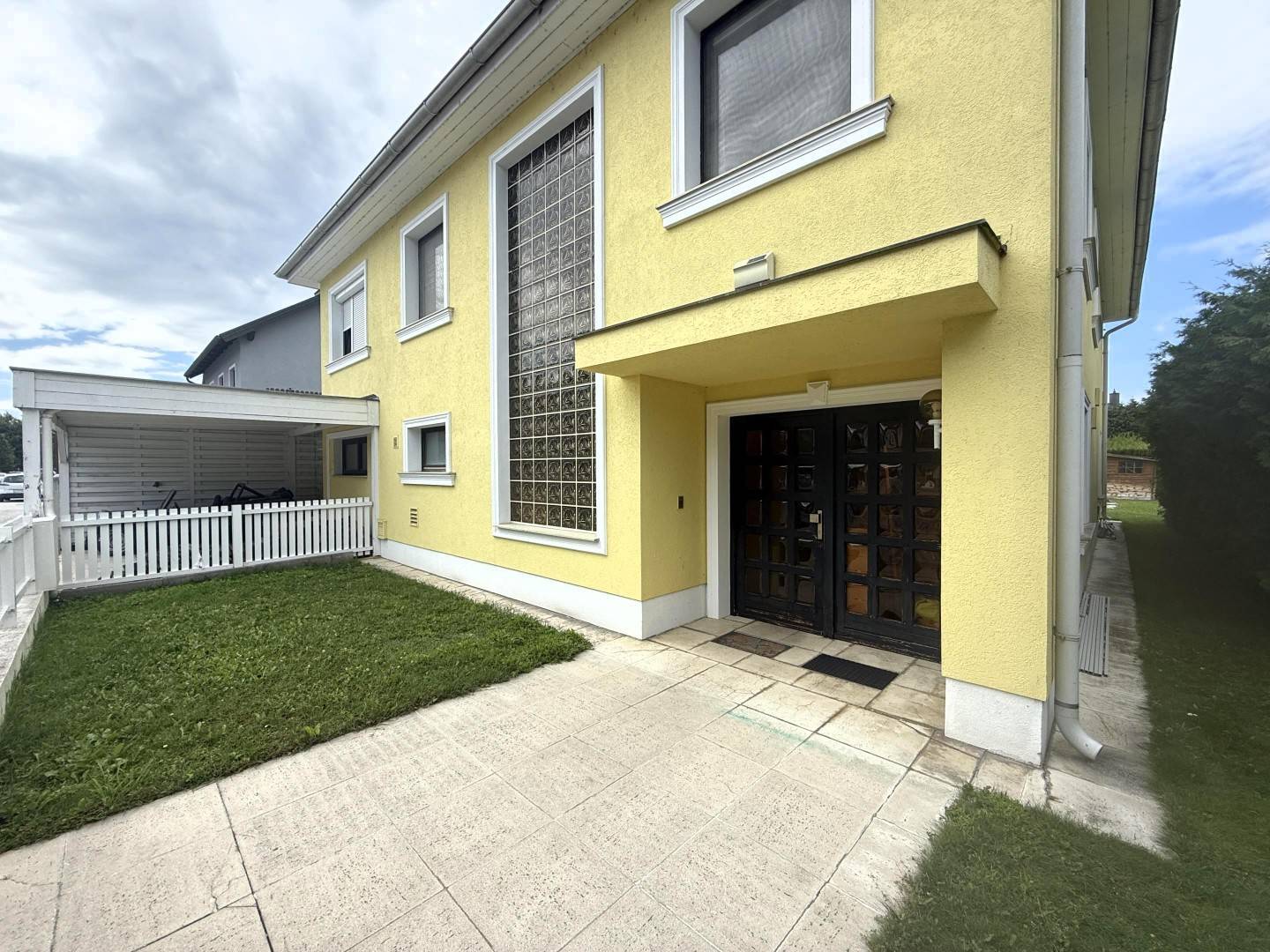 Einfamilienhaus/Villa mit Outdoor-Pool in Zwölfaxing – Villenviertel