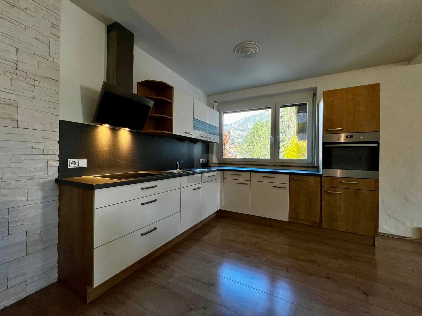 Wohnung with sunny balcony in family friendly location