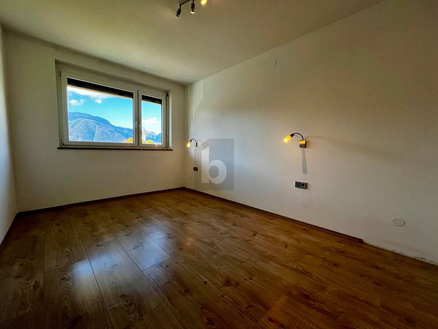 Wohnung with sunny balcony in family friendly location