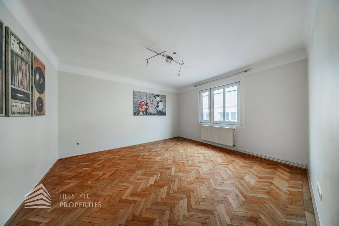 Bright apartment near Meiselmarkt in an old building
