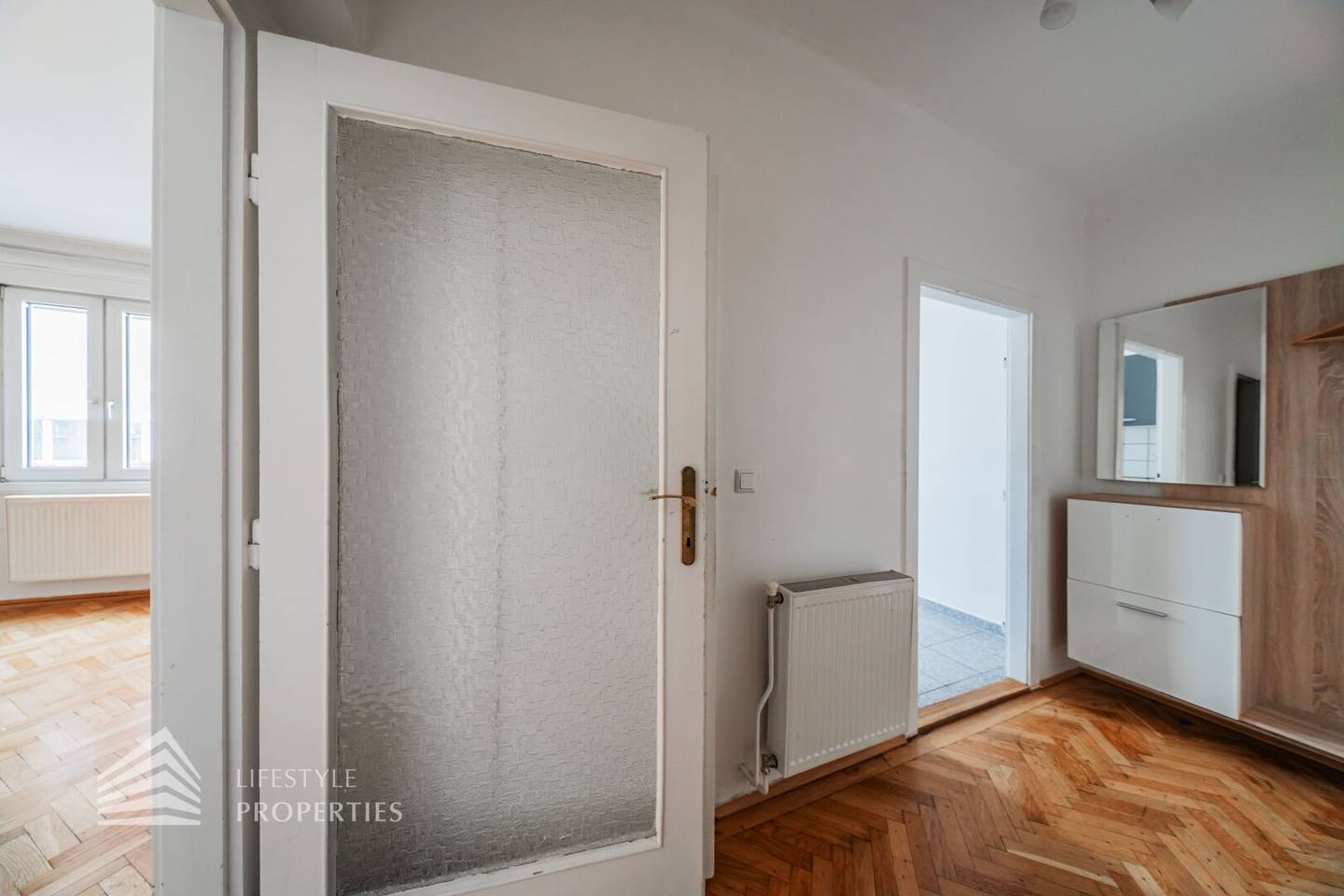 Bright apartment near Meiselmarkt in an old building