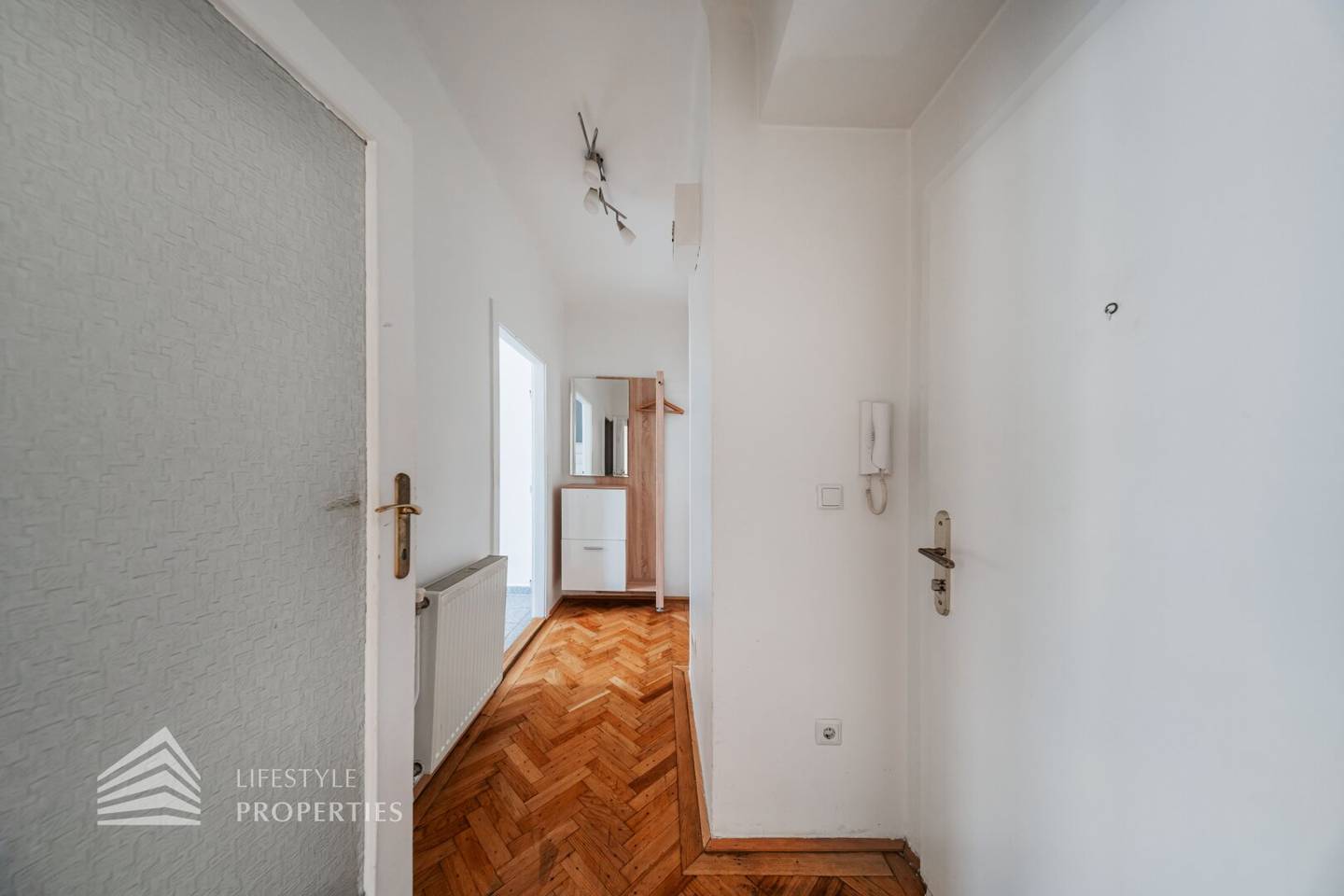 Bright apartment near Meiselmarkt in an old building