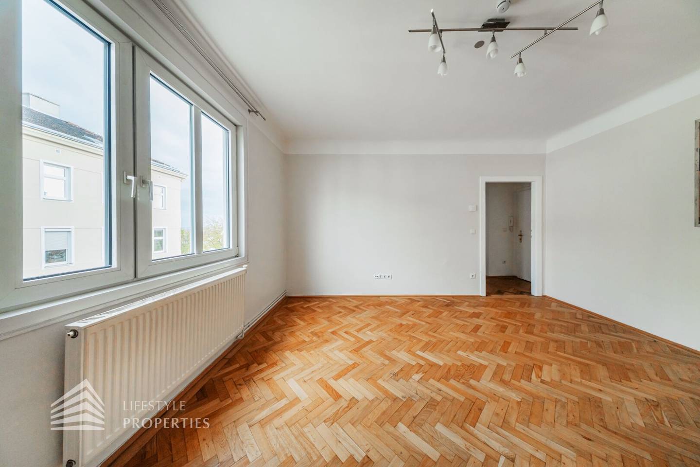 Bright apartment near Meiselmarkt in an old building