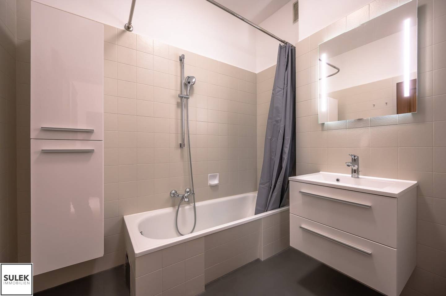 First occupancy after renovation: Large single-family home in a unique location with far-reaching views and many rooms, views of greenery and in absolute quiet location (Erstbezug nach Sanierung)