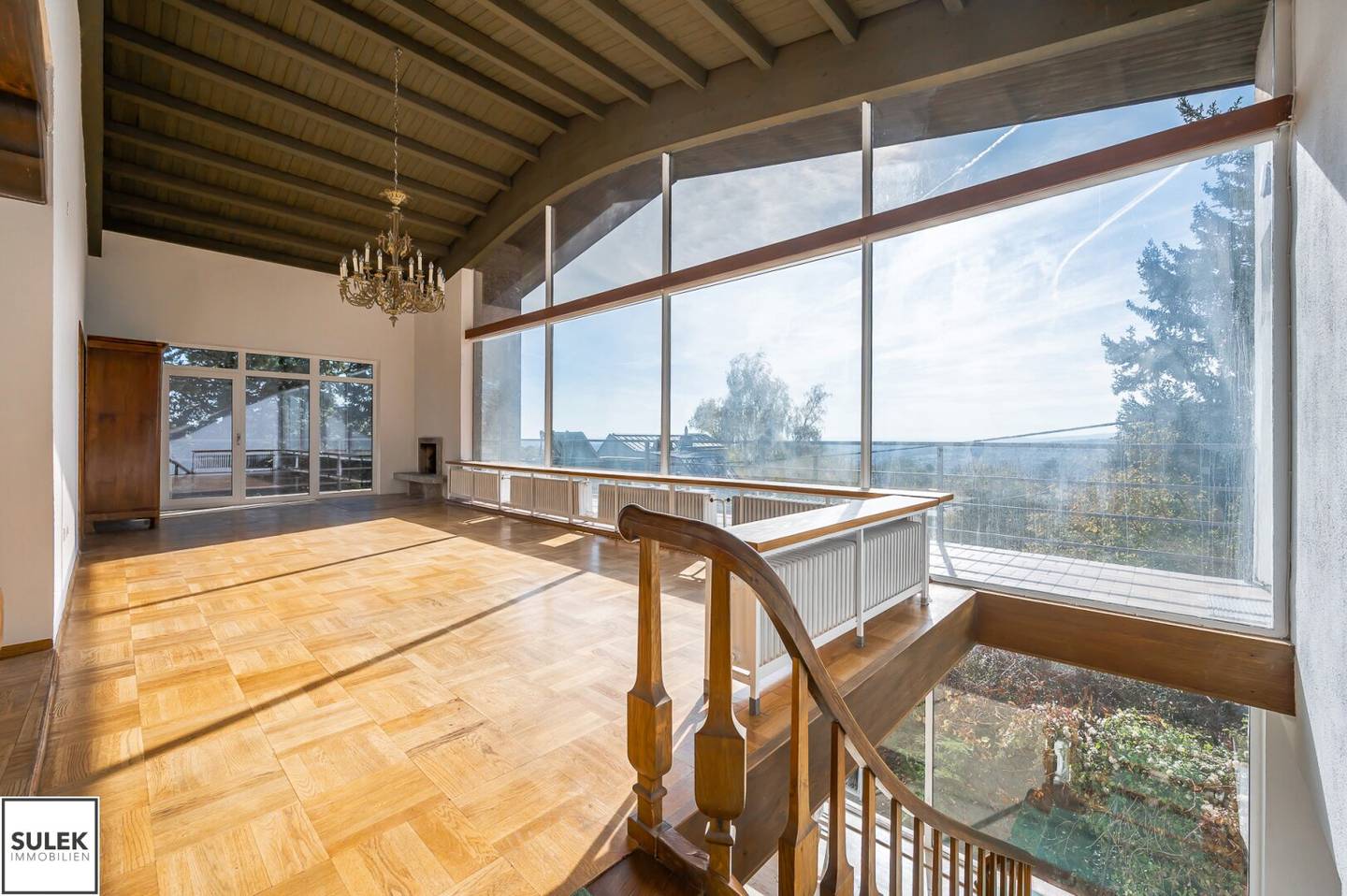 First occupancy after renovation: Large single-family home in a unique location with far-reaching views and many rooms, views of greenery and in absolute quiet location (Erstbezug nach Sanierung)