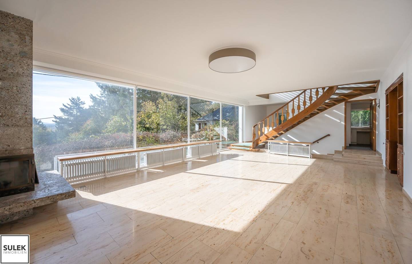 First occupancy after renovation: Large single-family home in a unique location with far-reaching views and many rooms, views of greenery and in absolute quiet location (Erstbezug nach Sanierung)