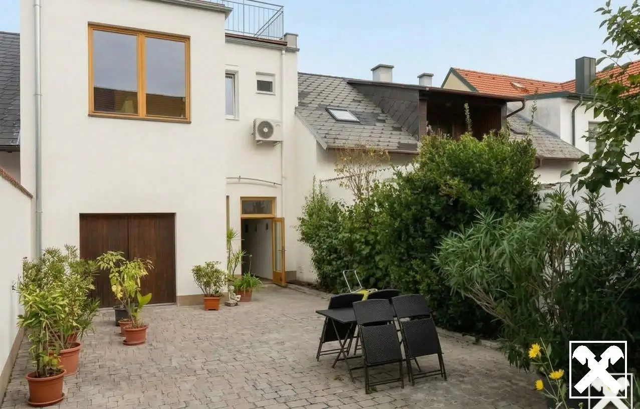 Ein- bzw. Zweifamilienhaus in Rust mit Wintergarten, Sauna und Garten