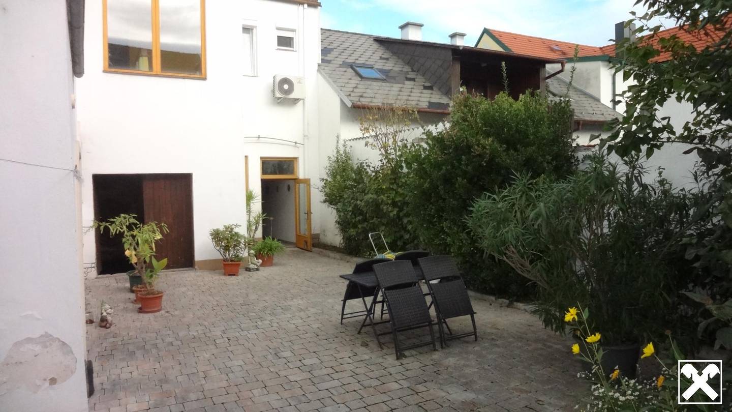 Ein- bzw. Zweifamilienhaus in Rust mit Wintergarten, Sauna und Garten