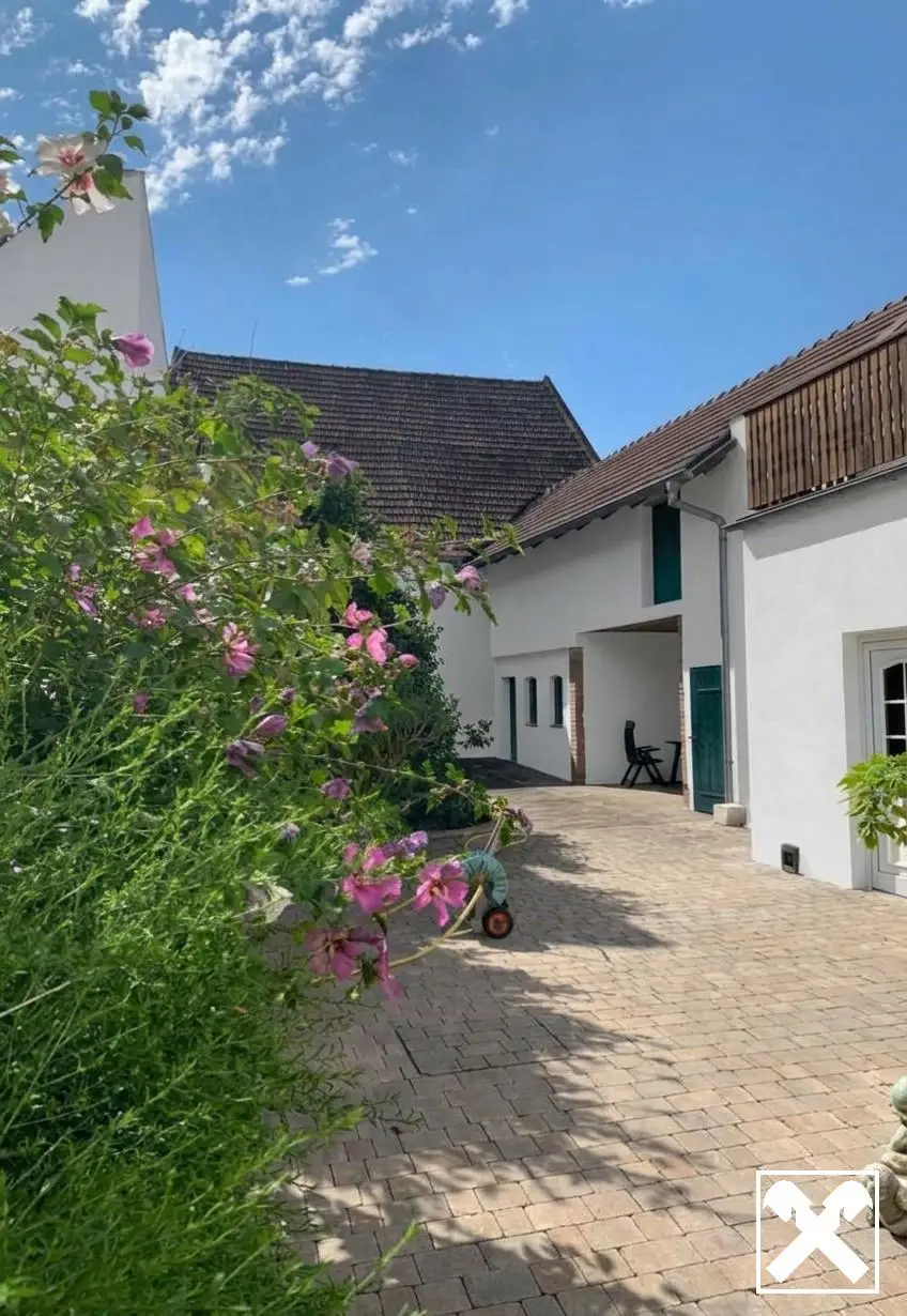 Ein- bzw. Zweifamilienhaus in Rust mit Wintergarten, Sauna und Garten