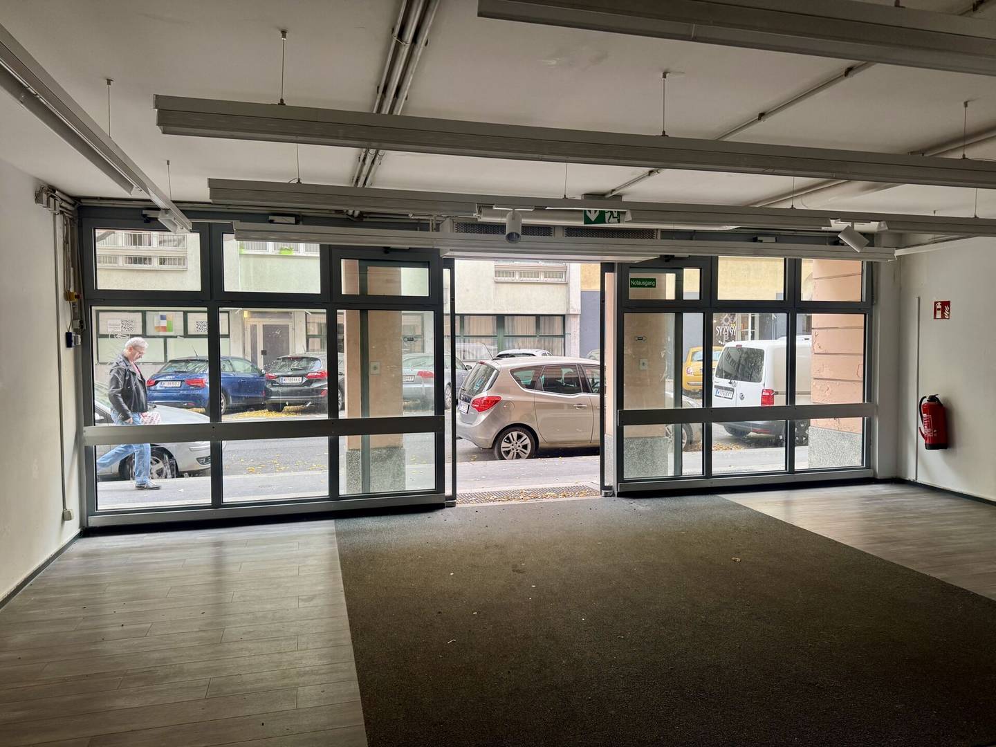 Ladenlokal in Margareten, 653 m², große Fensterfront & Lager