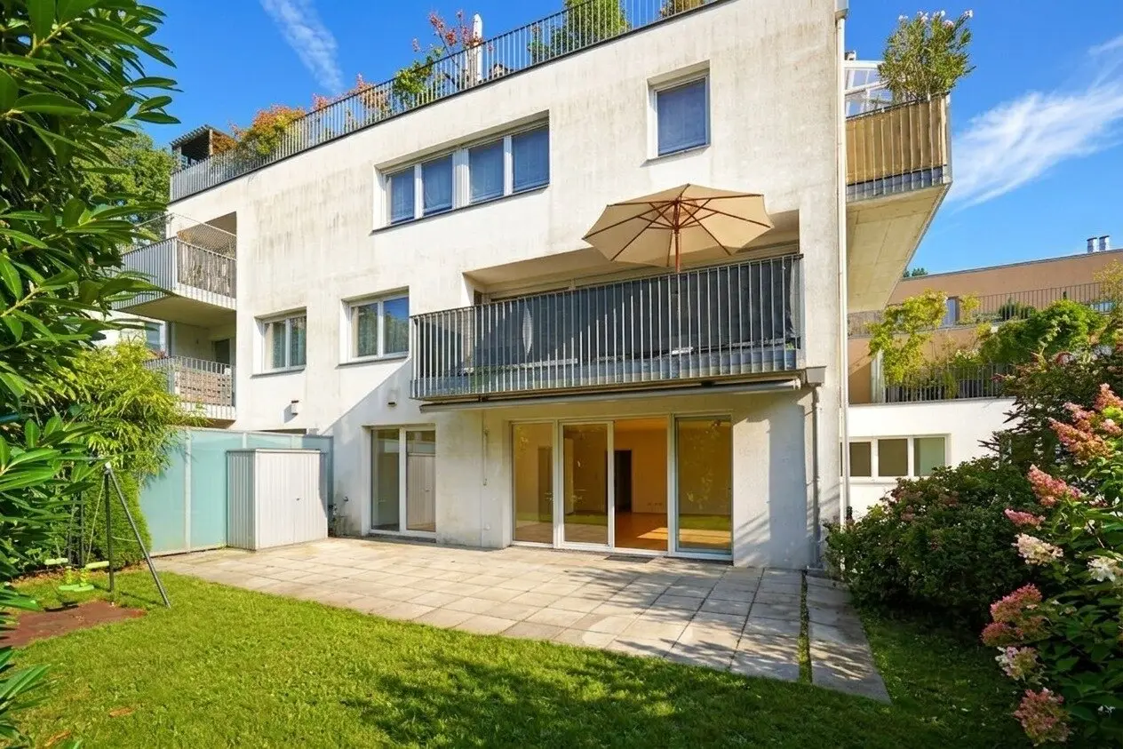 Apartment in a quiet green setting at Loudonschen Wald with garden and terrace