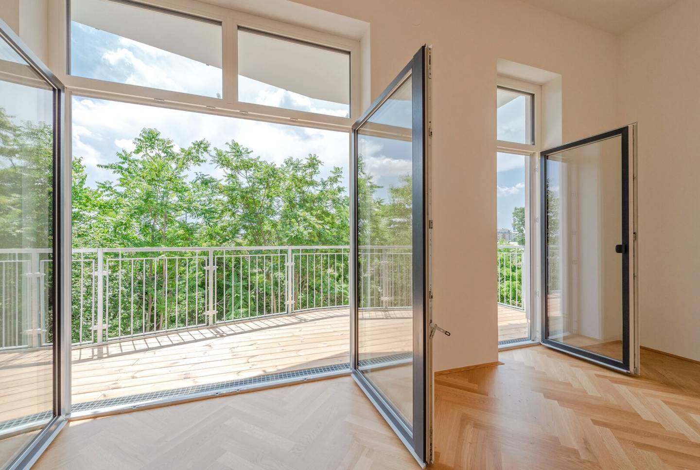 NEW Great 3 room Old Building Apartment with Balcony