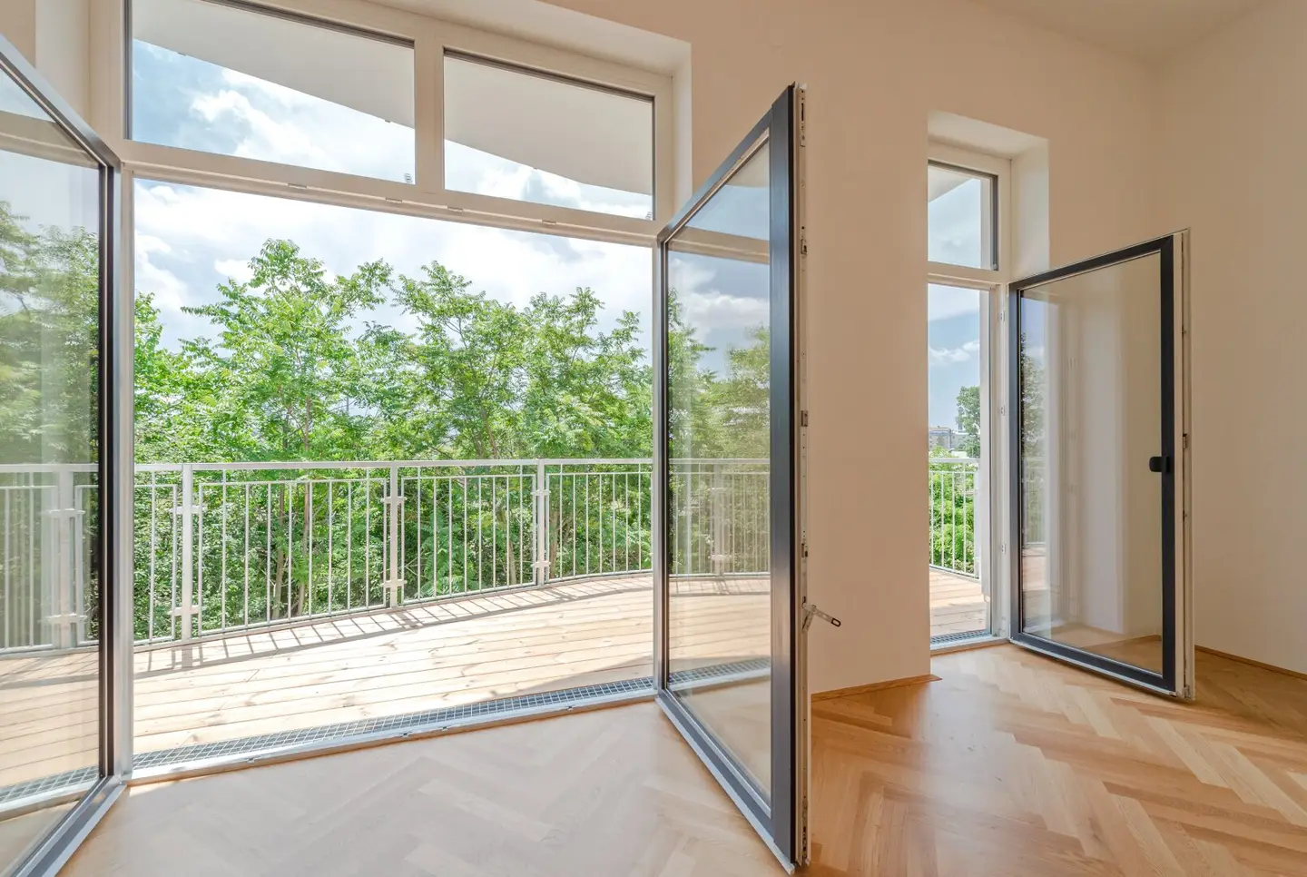 NEW Great 3 room Old Building Apartment with Balcony